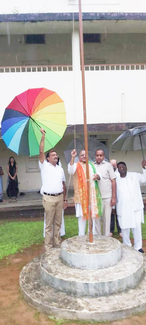 गिरधर ने कन्या महाविद्यालय में किया ध्वजारोहण