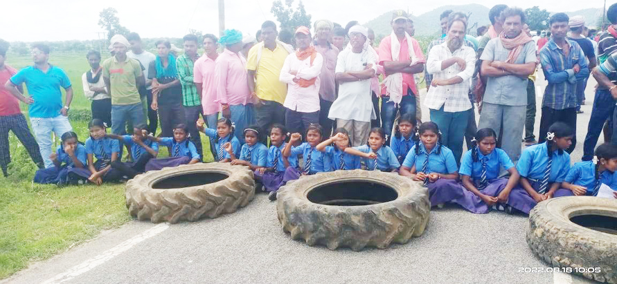 पाइकभाठा के छात्रों ने स्कूल में ताला लगाकर किया सडक़ जाम