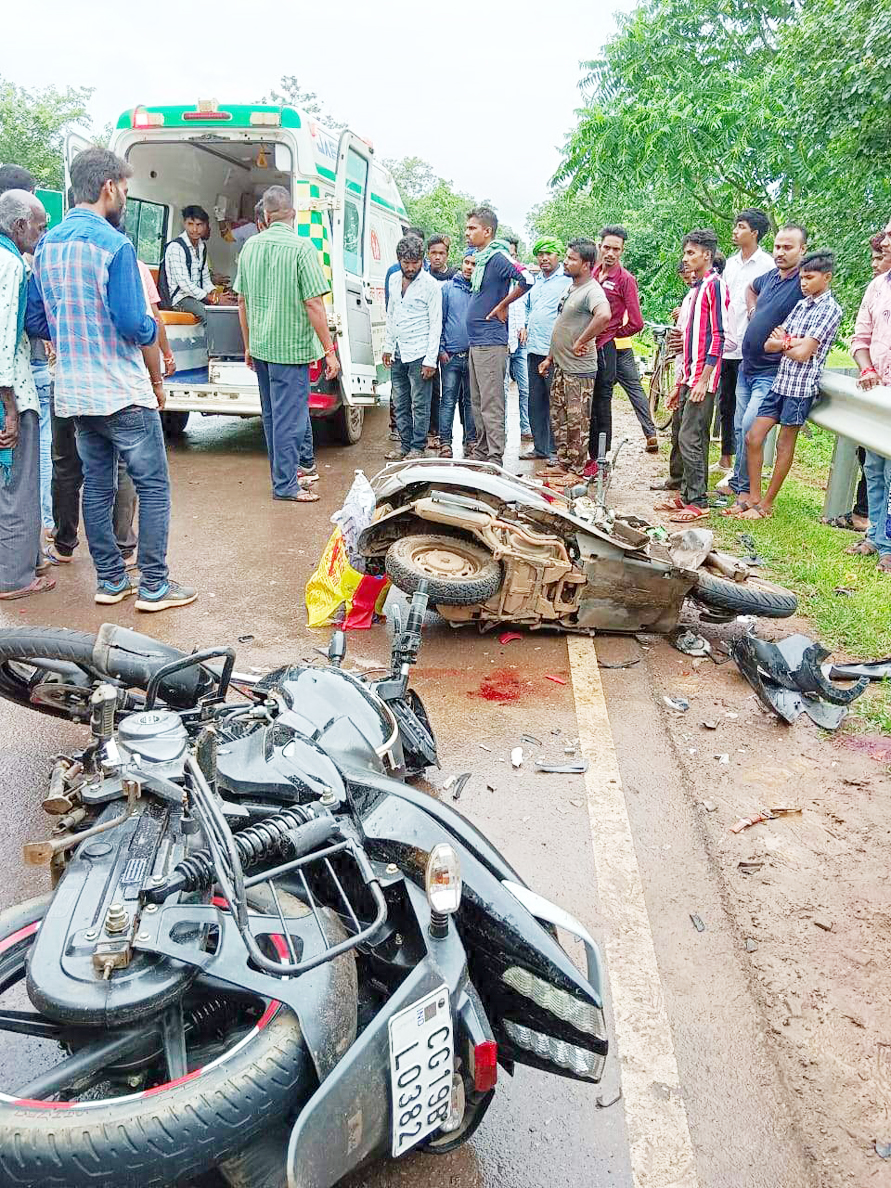 बाइक-स्कूटी में भिड़ंत, एक मौत, 4 घायल बाइक-स्कूटी में भिड़ंत, एक मौत, 4 घायल