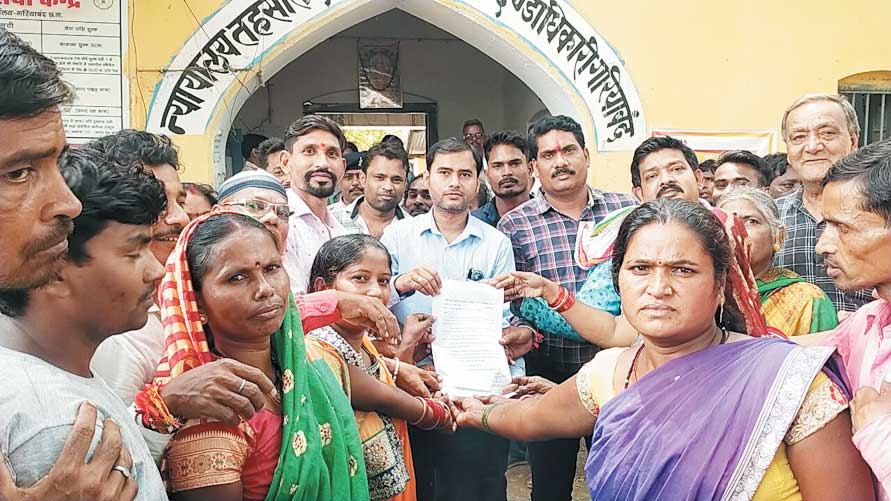फुटकर कारोबारियों को साप्ताहिक बाजार लगाने अन्यत्र न हटाया जाए, तहसीलदार को ज्ञापन फुटकर कारोबारियों को साप्ताहिक बाजार लगाने अन्यत्र न हटाया जाए, तहसीलदार को ज्ञापन