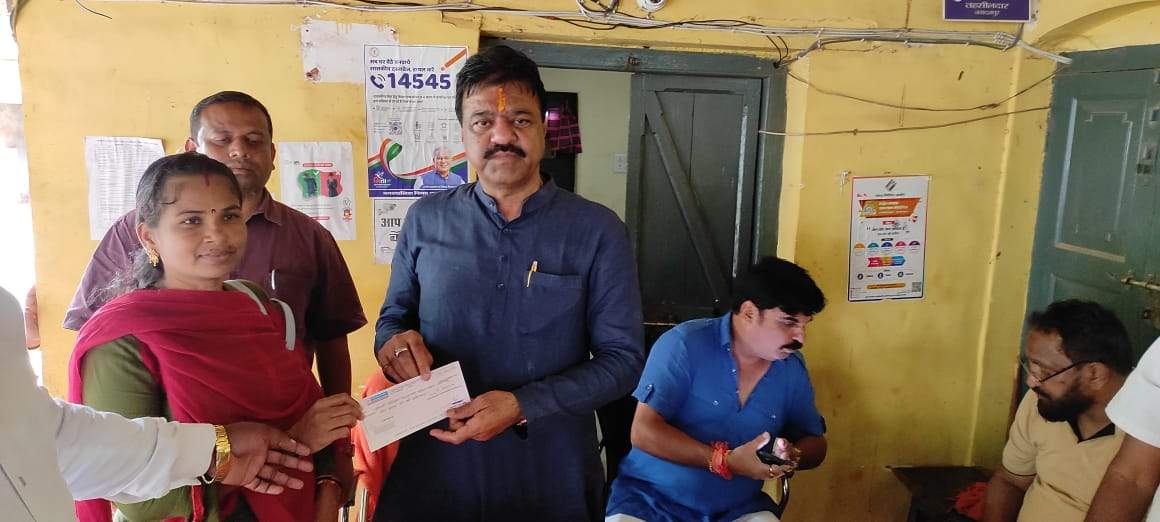 संसदीय सचिव रेखचंद ने अतिवृष्टि से हुए मकान और पशु क्षति के लिए पीडि़तों को दी राहत राशि