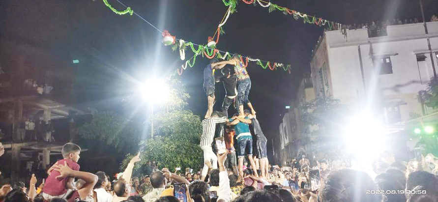 कृष्ण जन्मोत्सव पर दही हांडी फोड़ स्पर्धा, पाढ़ापुर की टीम विजेता