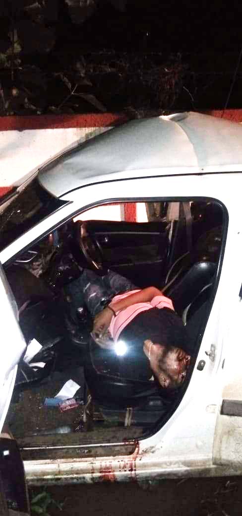  डिवाईडर से टकरा कार पलटी, युवक की मौत