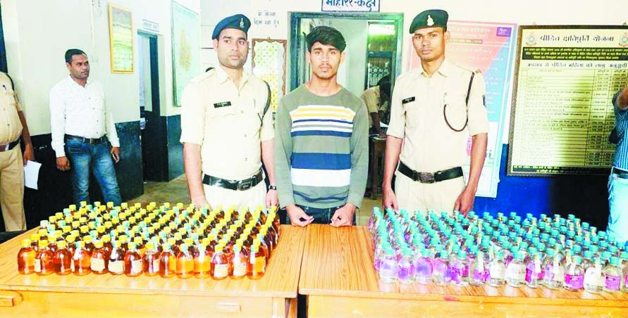शराब तस्कर कार सहित पकड़ाया शराब तस्कर कार सहित पकड़ाया