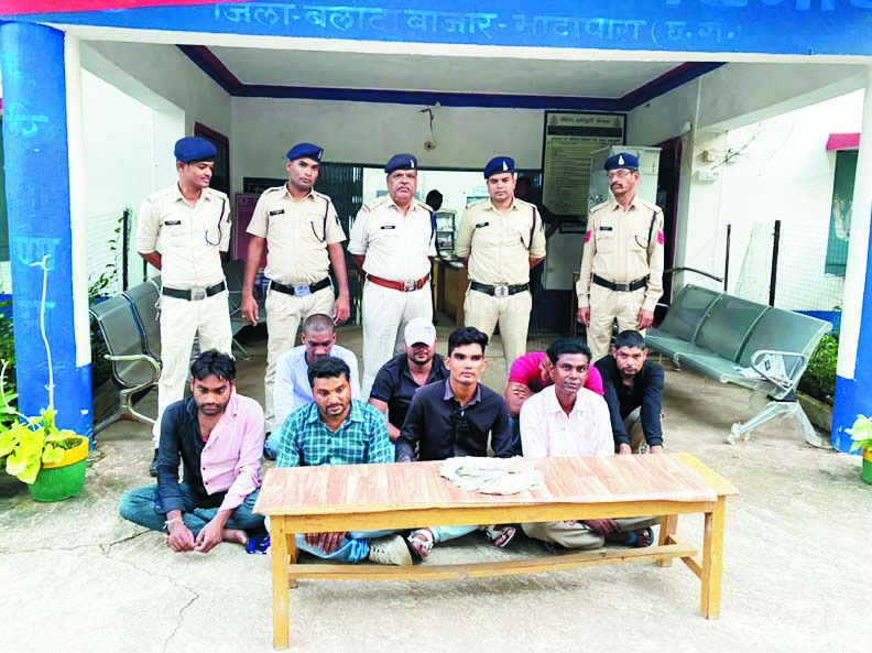 जुआ खेलते 8 पकड़ाए जुआ खेलते 8 पकड़ाए
