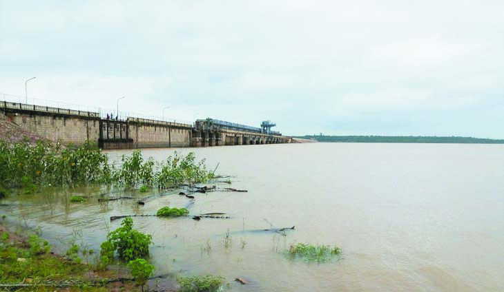 भारी बारिश से जिले के सभी 4 बांध लबालब, गंगरेल में 98 फीसदी पानी, पहली बार डेढ़ महीने में 2 बार खुले 14 गेट 