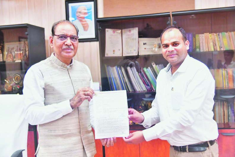 अवधेश पटेल को पीएचडी
