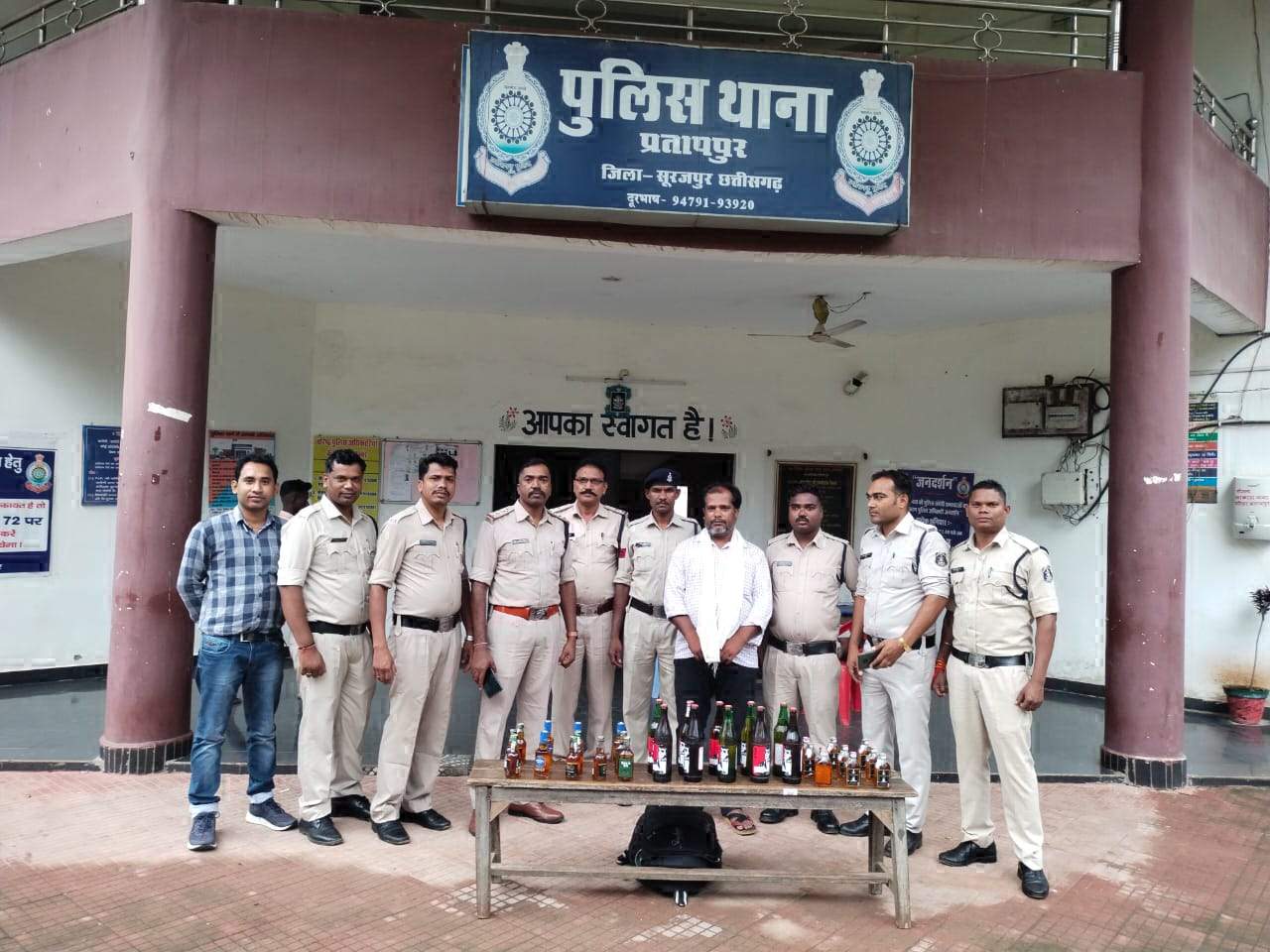 अंग्रेजी शराब के साथ एक गिरफ्तार