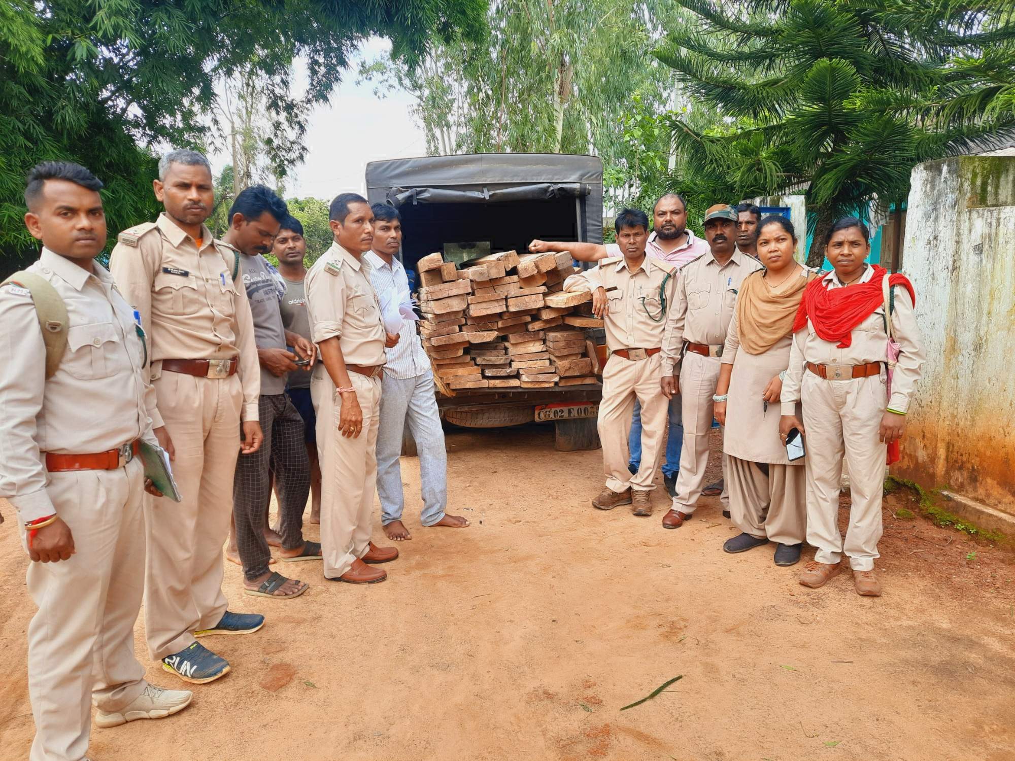सागौन, साल-बीजा के 76 चिरान जब्त