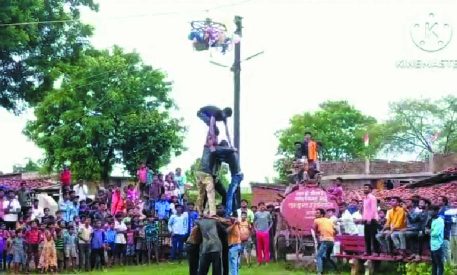 दही लूट, डीजे की धुन में प्रतिभागियों ने लिया हिस्सा दही लूट, डीजे की धुन में प्रतिभागियों ने लिया हिस्सा
