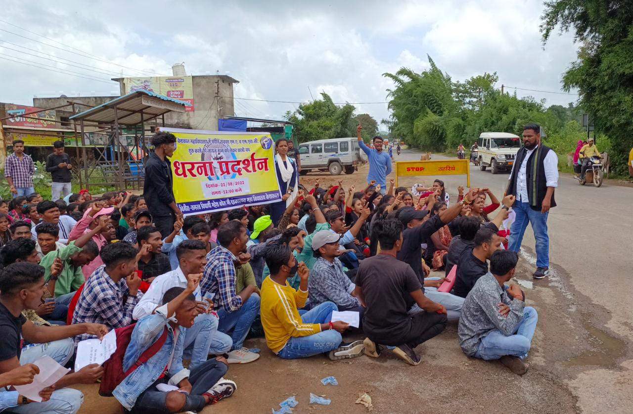 महाविद्यालय में एमएससी व एमए नवीन संकाय प्रारंभ करने की मांग को ले छात्र सडक़ों पर उतरे महाविद्यालय में एमएससी व एमए नवीन संकाय प्रारंभ करने की मांग को ले छात्र सडक़ों पर उतरे
