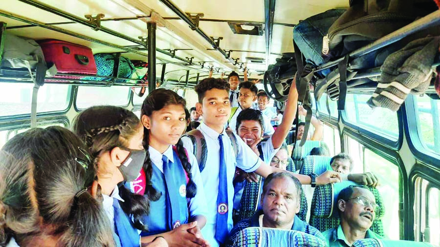 स्वामी आत्मानंद विद्यालय के बच्चों को स्कूल आवागमन के लिए बस सुविधा