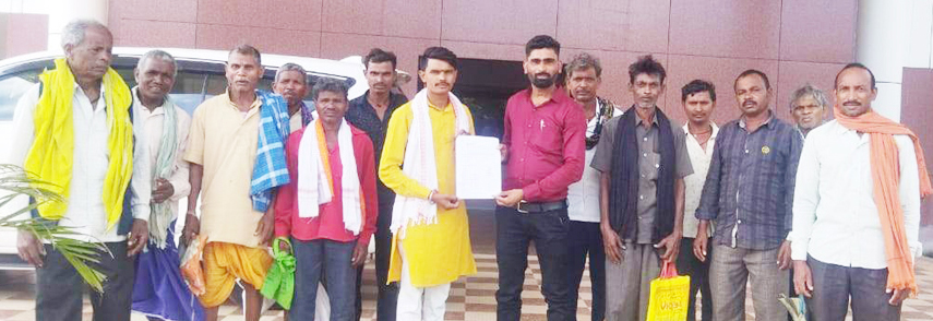 बाढ़ प्रभावितों की क्षति के आंकलन के लिए केशतरा पहुंचे पटवारी