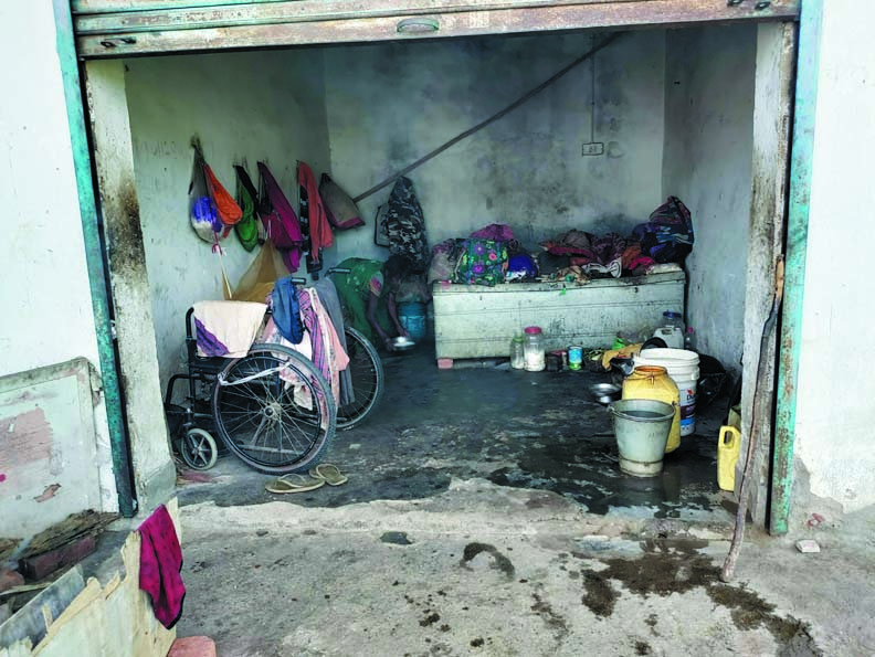 झोपड़ी टूटी, बरसों से हाट बाजार के दुकान में निवास झोपड़ी टूटी, बरसों से हाट बाजार के दुकान में निवास