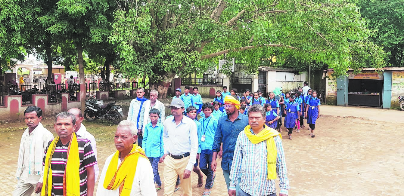 115 बच्चों को पढ़ाने 3 शिक्षक