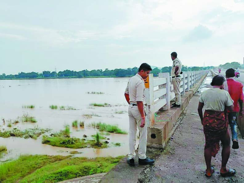उफनती नदी में कूद गया युवक