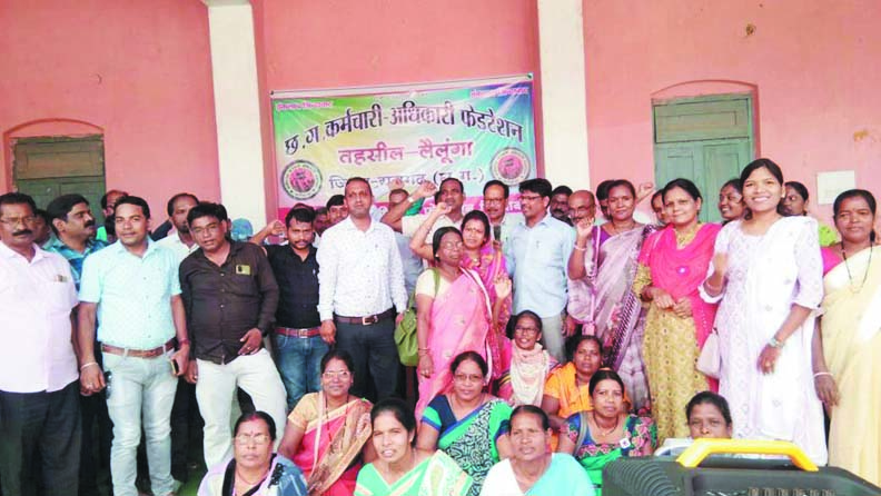 सरकारी कर्मचारी-अधिकारी बेमुद्दत हड़ताल पर