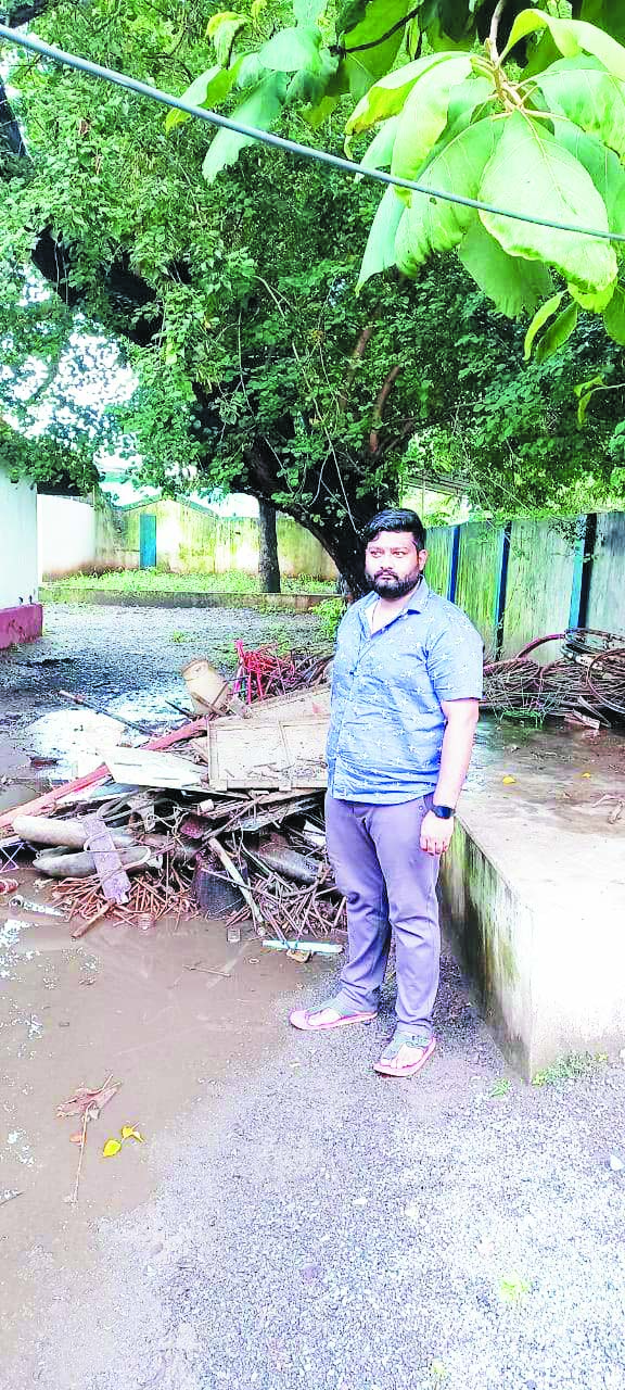 घर में छिपा रखा था एक टन अवैध कबाड़, गिरफ्तार