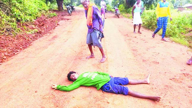 मुखबिरी के शक में ग्रामीण की नक्सल हत्या