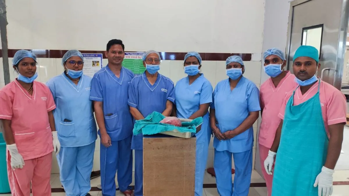 महिला के पेट से निकाला तीन किलो का सिस्ट, मरीज स्वस्थ महिला के पेट से निकाला तीन किलो का सिस्ट, मरीज स्वस्थ