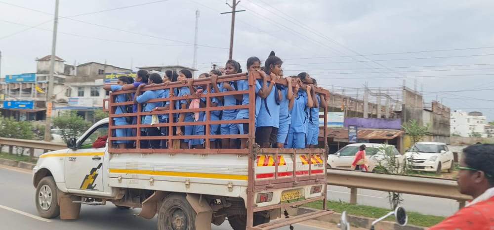 खेल चयन स्पर्धा में शामिल होने मालवाहक में लाई गईं छात्राएं खेल चयन स्पर्धा में शामिल होने मालवाहक में लाई गईं छात्राएं