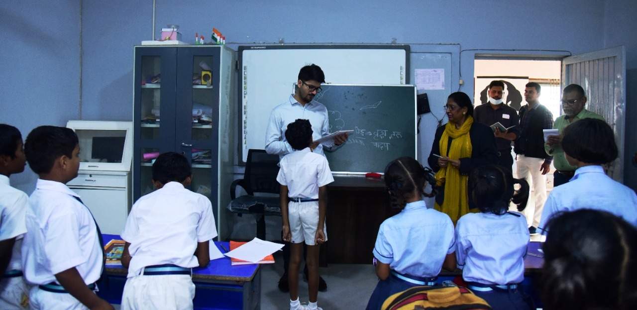 कलेक्टर अचानक पहुंचे आत्मानंद स्कूल, बच्चों के लिए बने शिक्षक