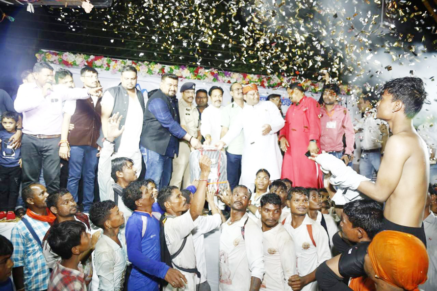 शीतला माता दही हांडी ग्रुप ने फोड़ी मटकी, पुरस्कृत शीतला माता दही हांडी ग्रुप ने फोड़ी मटकी, पुरस्कृत
