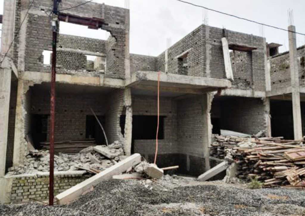 अवैध कॉलोनी पर चला बुलडोजर, 40 दोमंजिला मकानों में से 12 धराशायी