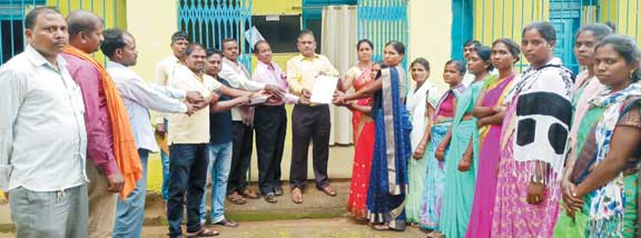 13 सूत्रीय मांगों को ले काम बंद कलम बंद कर बेमुद्दत हड़ताल पर बैठे सरपंच