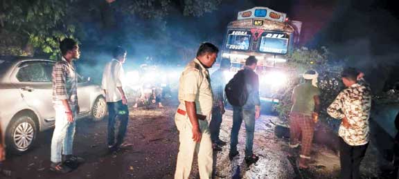 आंधी-बारिश, पेड़ गिरे, यातायात बाधित आंधी-बारिश, पेड़ गिरे, यातायात बाधित