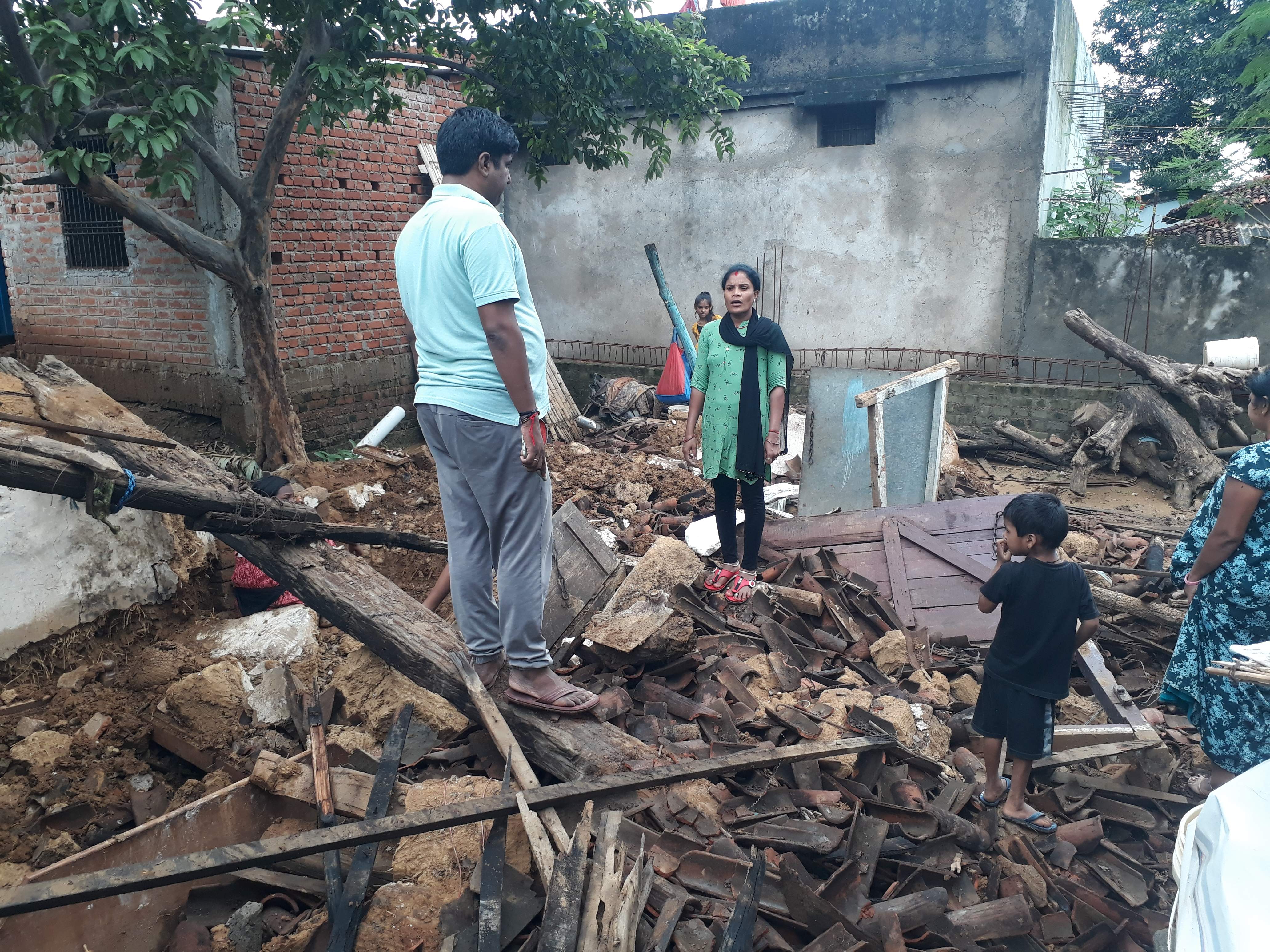 आधी रात को मूसलाधार बारिश ने बरपाया कहर
