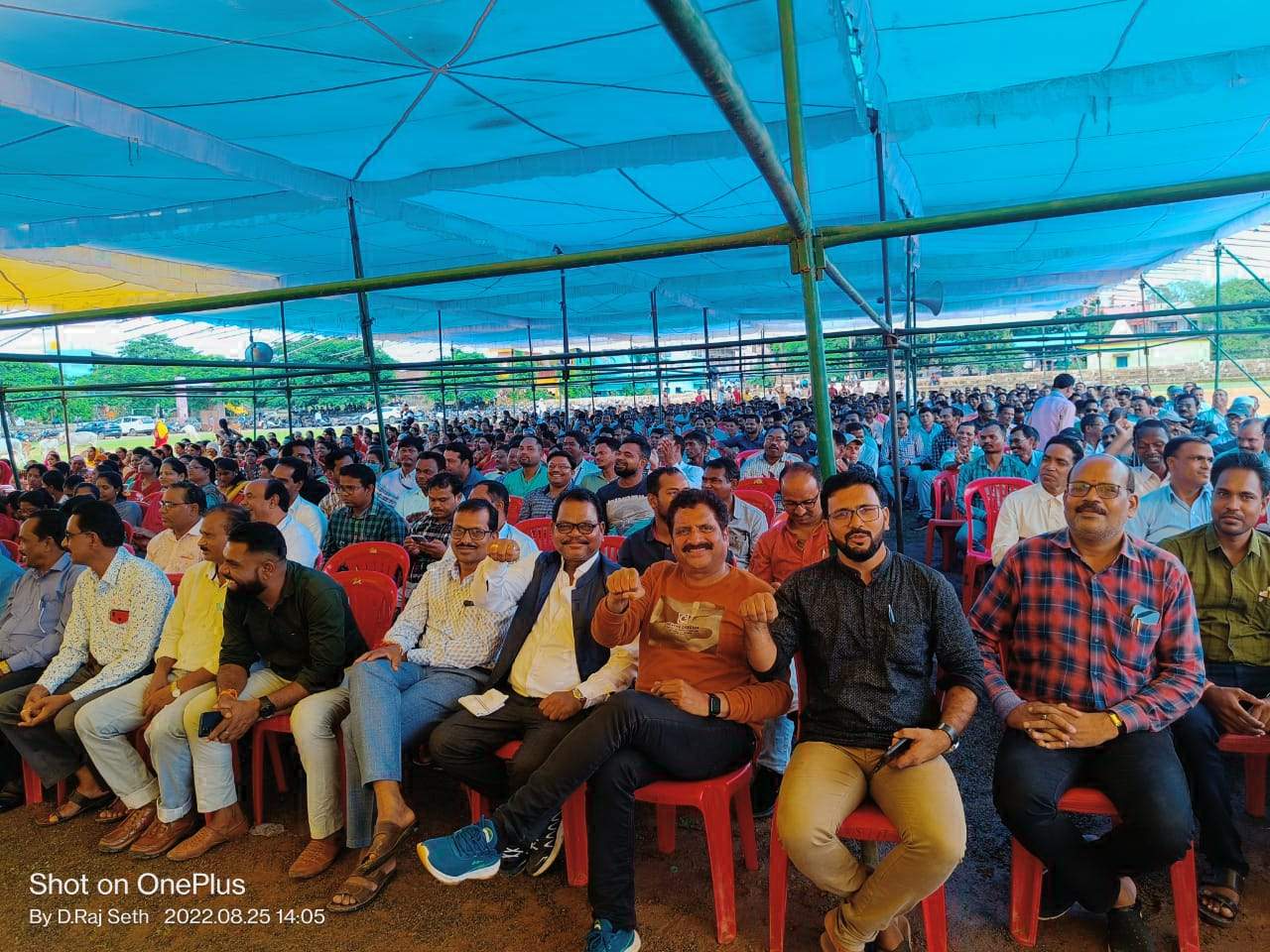 मांगों को ले कर्मचारी चौथे दिन भी रहे हड़ताल पर मांगों को ले कर्मचारी चौथे दिन भी रहे हड़ताल पर