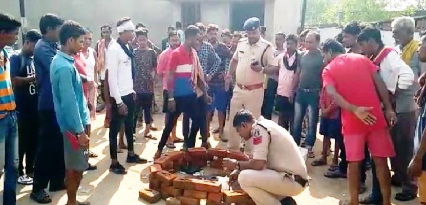 दर्जनभर युवकों ने लाठी रॉड से हमला कर युवक को मार डाला, बचाव कर रहा भाई घायल दर्जनभर युवकों ने लाठी रॉड से हमला कर युवक को मार डाला, बचाव कर रहा भाई घायल