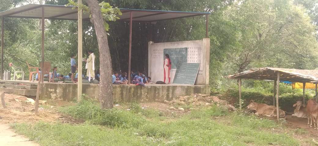 जर्जर भवन, खुले मंच पर पढ़ रहे बच्चे