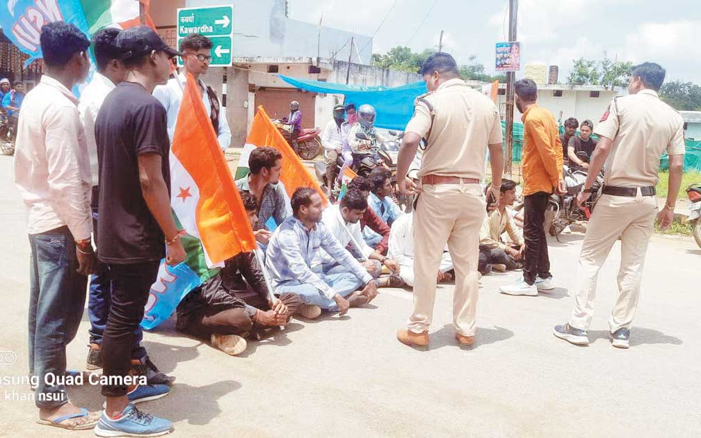 एनएसयूआई का चक्काजाम, कॉलेज पहुंच मार्ग के लिए अस्थाई रोड बना