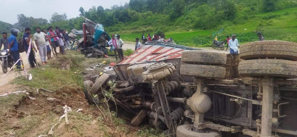 कुंवरपुर जलाशय के मोड़ के पास ट्रक पलटा, चालक की मौत, परिचालक गंभीर