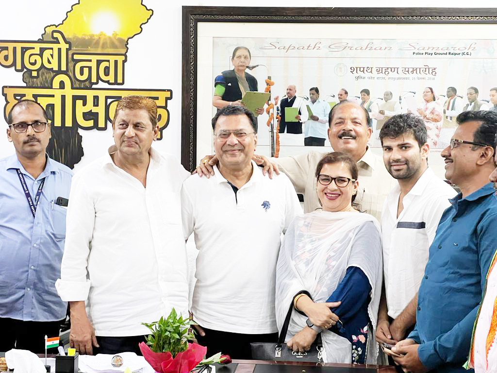 मंत्री अकबर को जन्मदिन पर अंजुम अल्वी ने दी बधाई