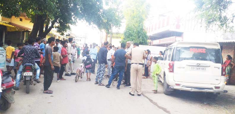 तेज रफ्तार कार हुई बेकाबू, घर की दीवार क्षतिग्रस्त बाल-बाल बचे लोग