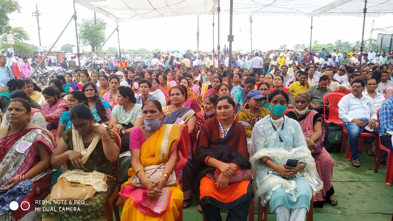 सातवे दिन भी जारी रही हड़ताल, धरना स्थल पर बारिश में डटे रहे कर्मचारी सातवे दिन भी जारी रही हड़ताल, धरना स्थल पर बारिश में डटे रहे कर्मचारी