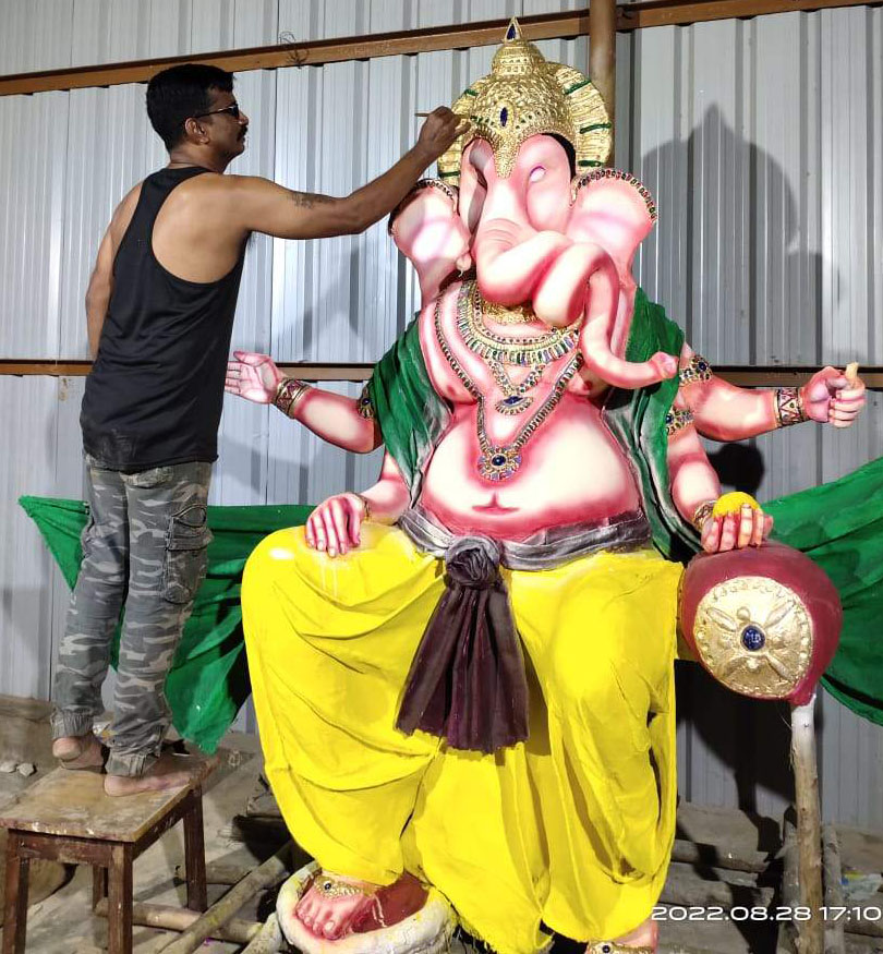 गणपति प्रतिमाओं को अंतिम रूप दे रहे मूर्तिकार