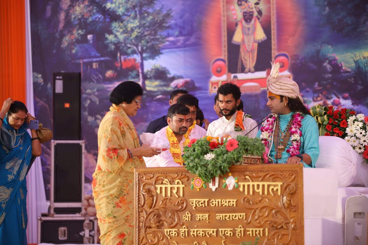 सत्कर्म करने से ही प्राप्त होती है प्रभु की कृपा- अनिरुद्धाचार्य महाराज