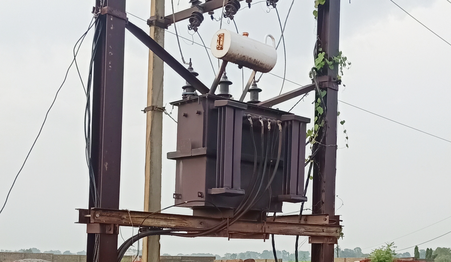 तेज बारिश ने उड़ा दिए 80 लाख के 120 ट्रांसफार्मर