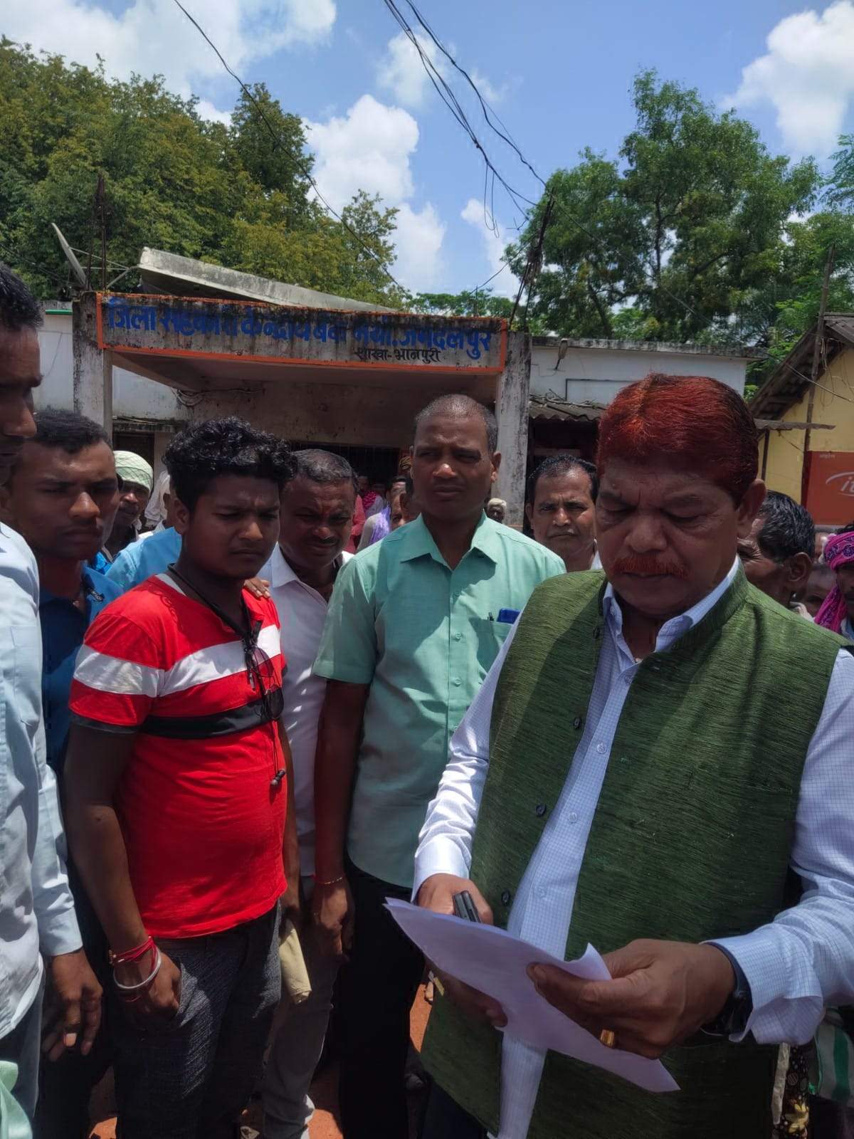 किसानों की समस्या को ले विधायक चंदन पहुंचे बैंक