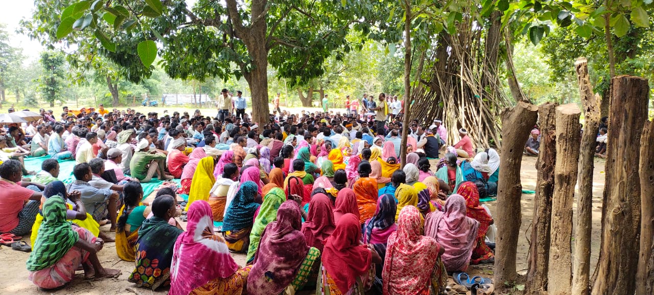 28 गांवों के लोग जुटे, रावघाट में निजी कंपनी की खनन कार्रवाई को बताया अवैध 28 गांवों के लोग जुटे, रावघाट में निजी कंपनी की खनन कार्रवाई को बताया अवैध