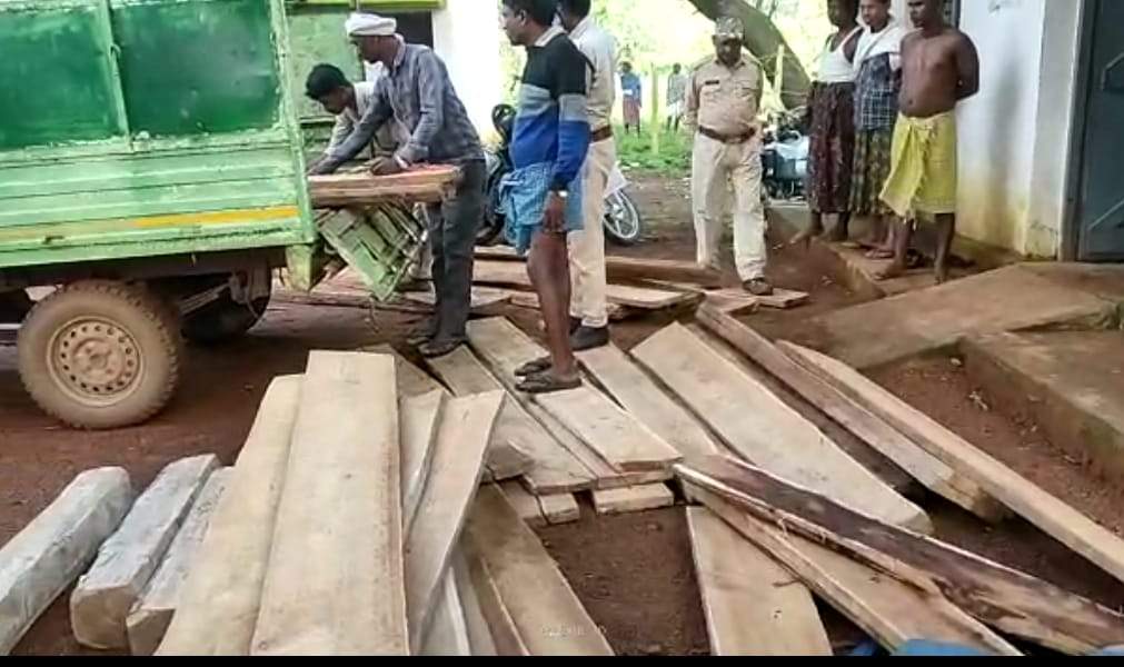 54 नग सागौन चिरान पकड़ाया