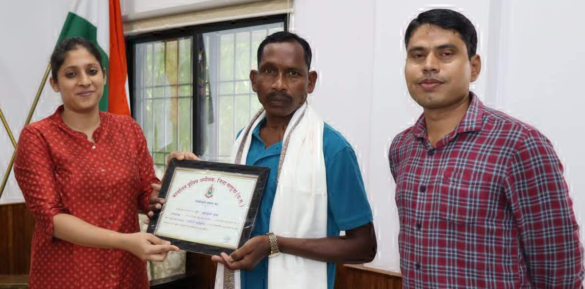 सेवानिवृत प्रधान आरक्षक को सम्मान कर दी गई विदाई