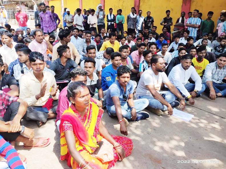 लेबर सप्लाई में  रोजगार देने को लेकर ग्रामीण युवाओं ने एनएमडीसी के खिलाफ दिया धरना