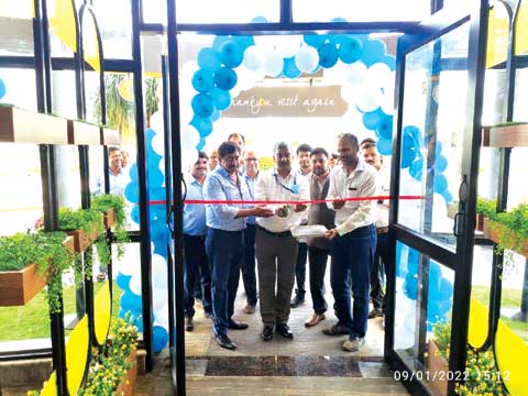 एयरपोर्ट में फूड कोर्ट एयरपोर्ट में फूड कोर्ट