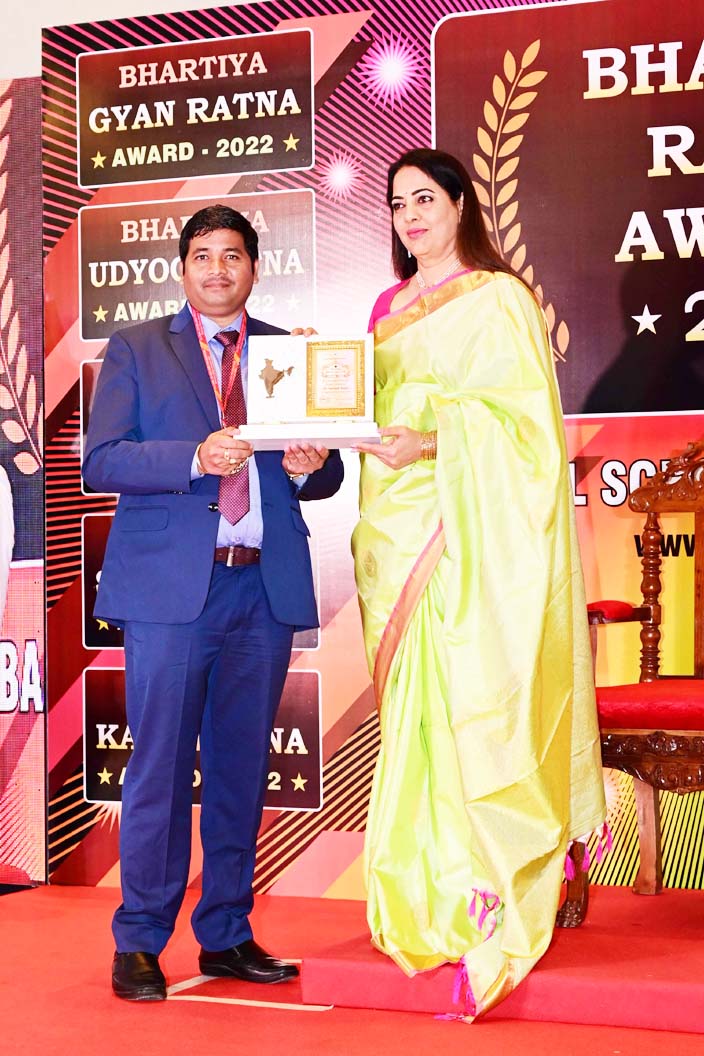 भारतीय कला रत्न से नवाजे गए संतोष टोप्पो