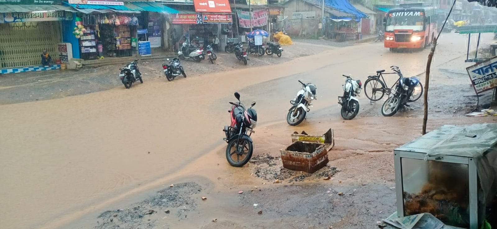 बारिश का पानी सडक़ पर, घरों और दुकानों में जलभराव से लोग परेशान